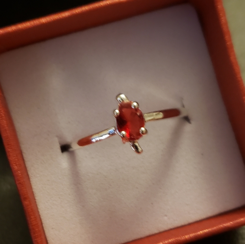 New Stunning Birthstone Ring .925 Size: 8!